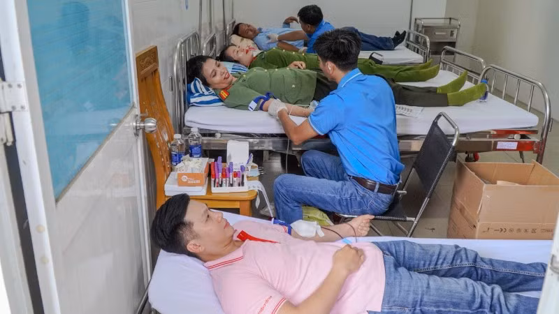 Cán bộ, chiến sĩ Công an thành phố Đồng Nai tham gia hiến máu nhân đạo. 