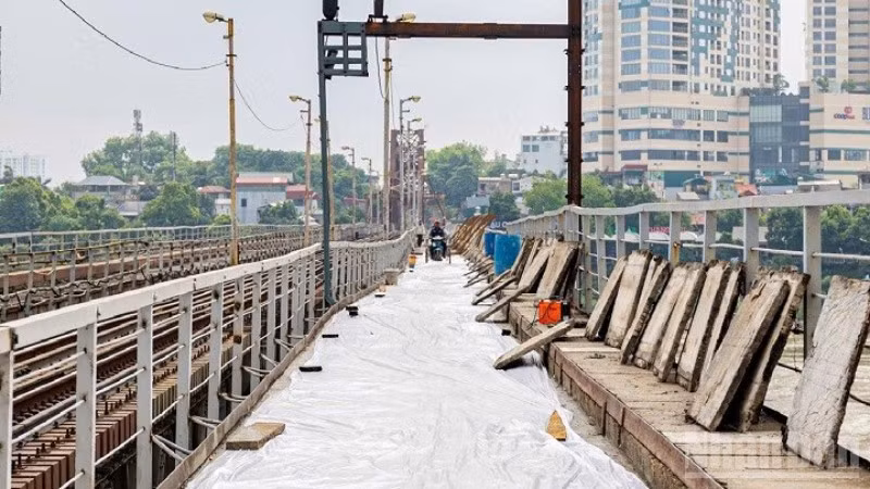 Các đơn vị thi công sửa chữa cầu Long Biên đang tiến hành chỉnh trang, hoàn thiện các hạng mục cuối cùng còn lại, phấn đấu “về đích”, thông cầu ngày 27/5 tới.