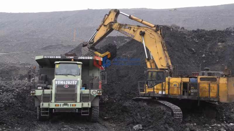 Công ty Than Hà Tu bốc xúc than đi chế biến, tiêu thụ.