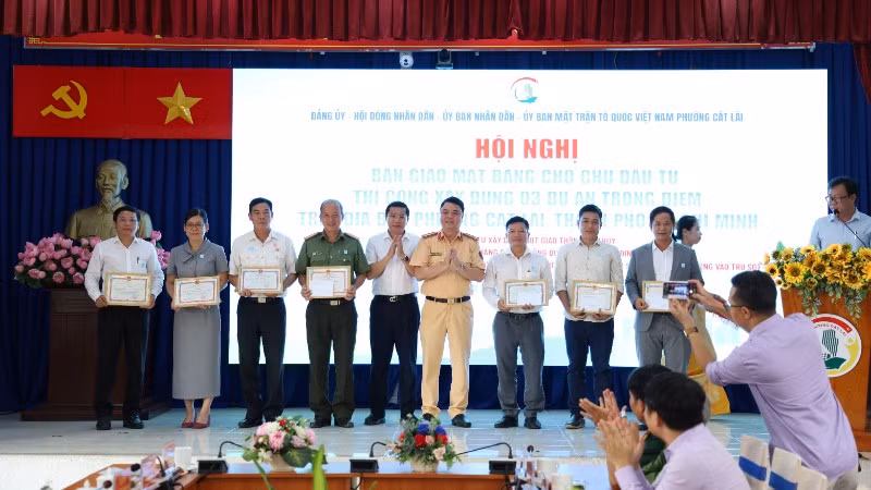 Ủy ban nhân dân phường Cát Lái tặng Bằng khen các tập thể, cá nhân có thành tích xuất sắc trong công tác bồi thường, hỗ trợ, tái định cư và giải phóng mặt bằng đối với 3 dự án.