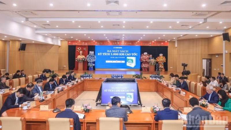 Các đại biểu tham dự lễ ra mắt sách "Kỳ tích 3.000km đường cao tốc".