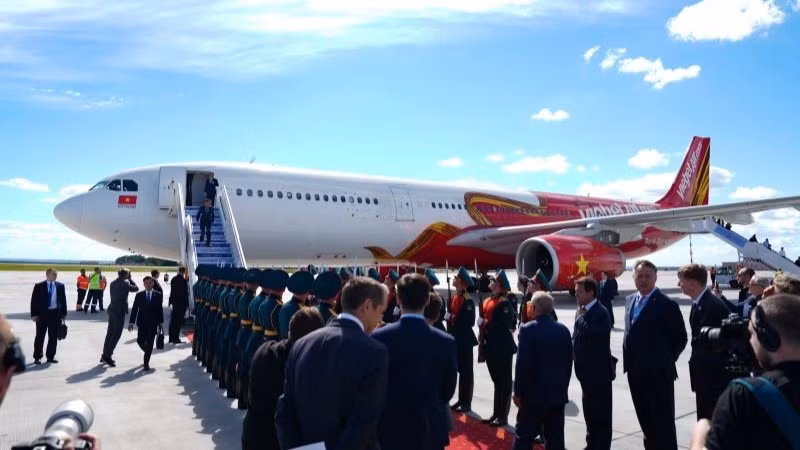 Thủ tướng Lê Minh Hưng cùng đoàn đại biểu cấp cao Việt Nam lên chuyến bay thương mại Vietjet trở về Hà Nội, kết thúc tốt đẹp chuyến công tác tham dự Hội nghị Cấp cao Kỷ niệm 35 năm quan hệ ASEAN-Nga tại Kazan, Liên bang Nga.