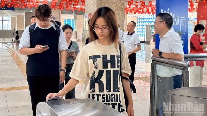 Hà Nội Metro cùng VISA hỗ trợ tiền vé cho hành khách tham gia thử nghiệm nhận diện sinh trắc học trên tuyến Cát Linh-Hà Đông.