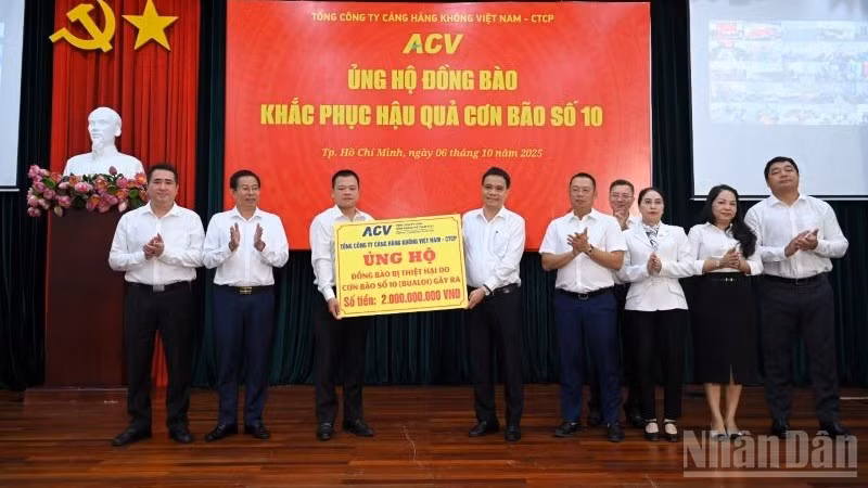 Đồng chí Vũ Thế Phiệt, Chủ tịch Hội đồng quản trị ACV đã trao 2 tỷ đồng ủng hộ đồng bào vùng bão lũ cho đại diện Ủy ban Trung ương Mặt trận Tổ quốc Việt Nam.