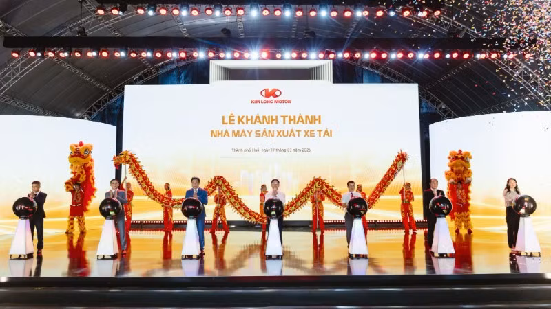 Các đại biểu thực hiện nghi thức khánh thành nhà máy sản xuất xe tải. (Ảnh: Kim Long Motor)