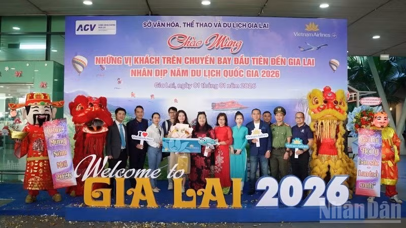 Những hành khách quốc tế đầu tiên tới Thành phố Hồ Chí Minh năm 2026 trên chuyến bay VN30 từ Frankfurt (Đức) hạ cánh tại Cảng hàng không quốc tế Tân Sơn Nhất.