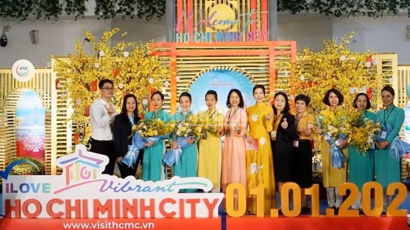 ndo_c_12-vietnam-airlines-phoi-hop-voi-cac-dia-phuong-to-chuc-chuoi-hoat-dong-don-tiep-duoc-chuan-bi-dong-bo-va-trang-trong-tai-khu-vuc-ga-den-7702-5215.jpg