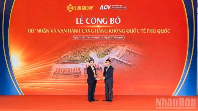 Đại diện Công ty cổ phần Cảng hàng không Mặt trời (SAC, đơn vị thành viên thuộc Tập đoàn Sun Group), chính thức đón nhận Giấy phép kinh doanh Cảng hàng không từ Thứ trưởng Xây dựng Lê Anh Tuấn.