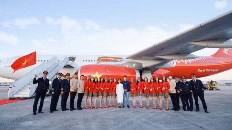 Trong sắc đỏ rực rỡ lấp lánh ngôi sao vàng kiêu hãnh, những tiếp viên hàng không Vietjet tỏa sáng bằng vẻ đẹp tự tin, chuyên nghiệp và đầy cảm hứng.