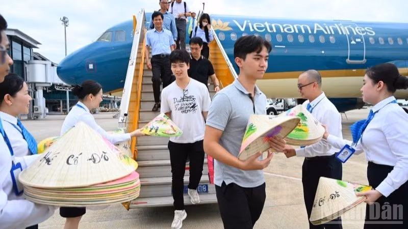 ndo_br_tang-non-la-cho-hanh-khach-lan-toa-hinh-anh-van-hoa-viet-nam-2255.jpg