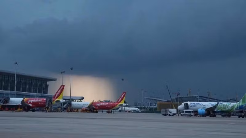 Mưa dông lớn khiến nhiều chuyến bay ở khu vực phía bắc bị ảnh hưởng.