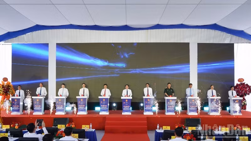 Các đại biểu nhấn nút khởi công dự án.
