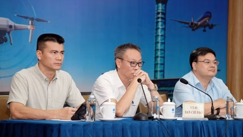 2-ban-chi-dao-dien-tap-gom-ong-to-ngoc-giang-ptgd-vietnam-airlines-ong-nguyen-manh-kien-ptgd-vatm-va-ong-to-tu-ha-giam-doc-cang-hkqt-noi-bai-lan-luot-tu-trai-qua-3940.jpg