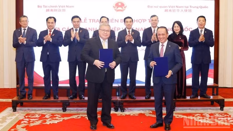 ndo_br_2-ong-le-hong-ha-tong-giam-doc-vietnam-airlines-trao-bien-ban-ghi-nho-voi-ong-tsai-cheng-hsun-giam-doc-shanghai-wang-jun-aviation-service-co-ltd-2469.jpg