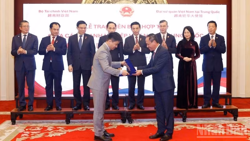 Ông Lê Hồng Hà, Tổng giám đốc Vietnam Airlines, trao biên bản ghi nhớ với ông Hu Yangyang, Chủ tịch Beijing Shuozoujiuzou Technology Co., Ltd.