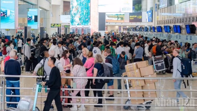 Cảng Hàng không quốc tế Nội Bài ghi nhận sản lượng hành khách và chuyến bay trong ngày 22/2 cao kỷ lục, đánh dấu cao điểm trở lại làm việc, học tập của người dân sau kỳ nghỉ dài ngày.