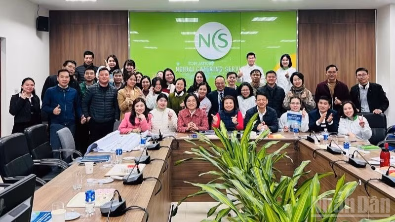 ndo_br_chi-mai-cung-cac-dong-nghiep-tai-ncs-3856.jpg