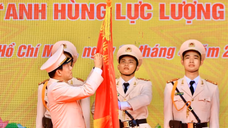 Đồng chí Lương Tam Quang, Ủy viên Bộ Chính trị, Bộ trưởng Công an trao danh hiệu Anh hùng lực lượng vũ trang nhân dân cho nhà trường. (Ảnh: TRỌNG ANH)