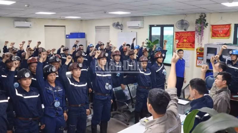 Thợ mỏ Hạ Long hô vang An toàn trước giờ vào ca sản xuất.