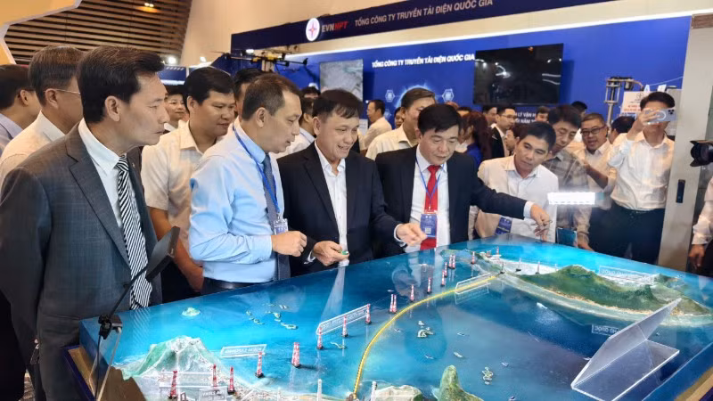 Các đại biểu xem một gian hàng triển lãm tại hội nghị.