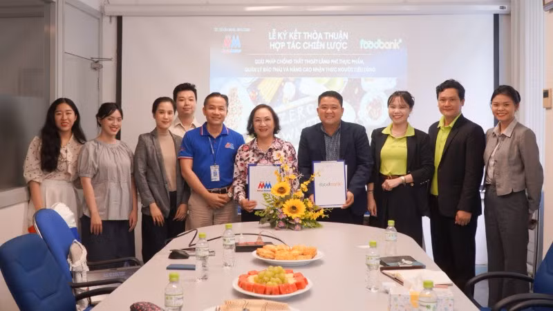 Đại diện Food Bank Việt Nam và MM Mega Market Việt Nam ký kết hợp tác chiến lược nhằm thúc đẩy các giải pháp giảm thiểu thất thoát và lãng phí thực phẩm.