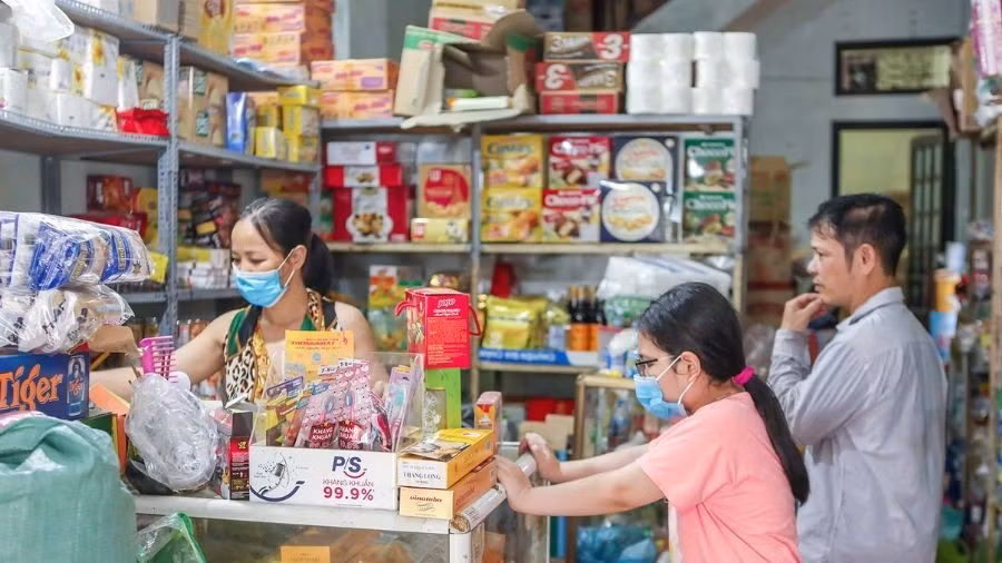 Một quầy tạp hóa nhỏ bán lẻ tự phát, do người dân bình thường quản lý, chủ tiệm lo ngại vô tình bị vi phạm pháp luật do đề xuất mới đề ra. (Ảnh: KHA VY)