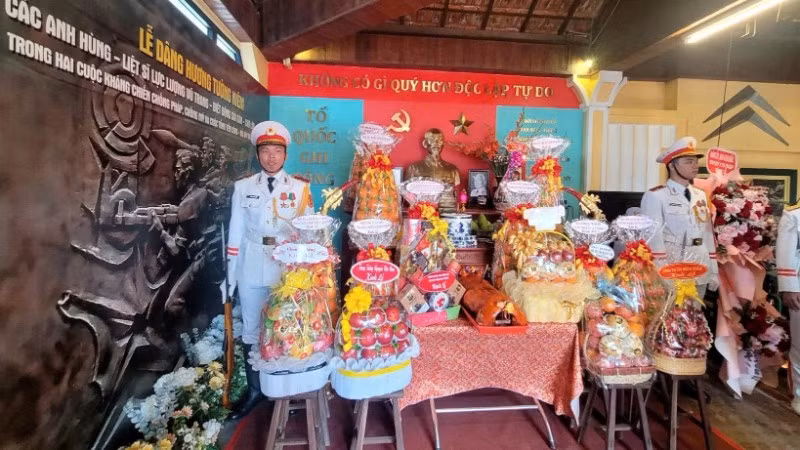 Lễ dâng hoa, dâng hương các Anh hùng liệt sĩ hy sinh trong cuộc kháng chiến chống Pháp, chống Mỹ, Cuộc Tổng tiến công và nổi dậy Xuân Mậu Thân 1968 diễn ra trang trọng.