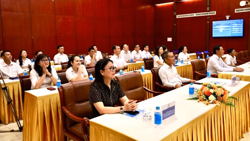 Các đại biểu dự chương trình quay số. 
