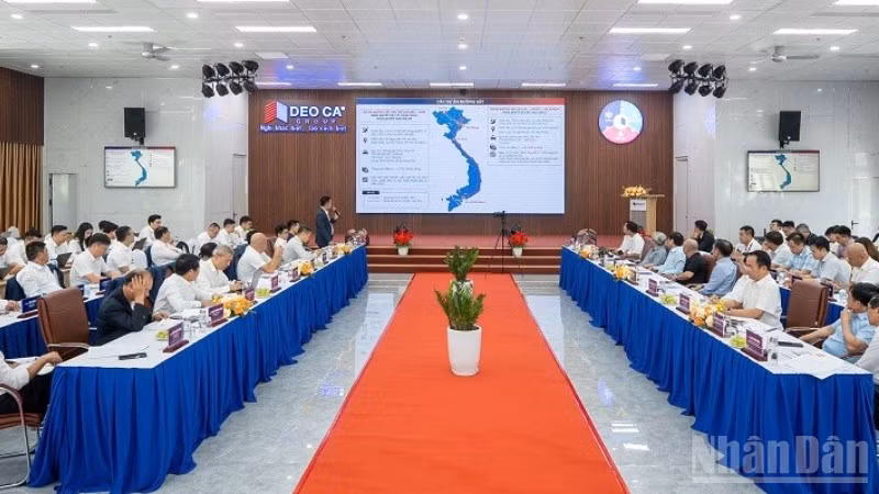 Các đại biểu tham dự hội thảo về kết nối nguồn lực đầu tư và thi công dự án hạ tầng.