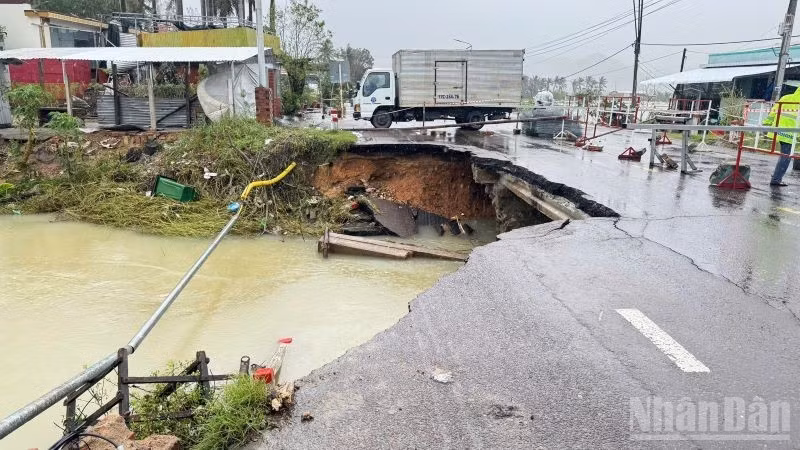 Đến 12 giờ ngày 23/11, vẫn còn 19 vị trí trên các tuyến quốc lộ do địa phương quản lý bị tắc đường do mưa lũ.