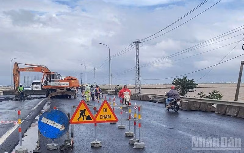 Sụt nền đường trên tuyến quốc lộ 1, tại km1.309+300 đoạn qua địa bàn phường Tuy Hòa (tỉnh Đắk Lắk). 
