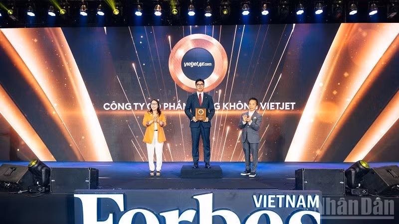 Giám đốc Tài chính Vietjet Nguyễn An Phú, đại diện Vietjet, nhận kỷ niệm chương vinh danh Top 50 Công ty niêm yết tốt nhất Việt Nam 2026. (Ảnh: BẢO VY)