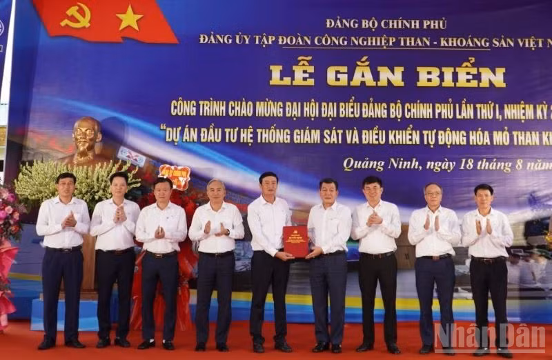 Đồng chí Nguyễn Đức Phong, Phó Bí thư Đảng ủy Chính phủ trao Quyết định và Chứng nhận công trình chào mừng Đại hội đại biểu Đảng bộ Chính phủ lần thứ I, nhiệm kỳ 2025-2030 cho lãnh đạo Đảng ủy Công ty Than Khe Chàm.