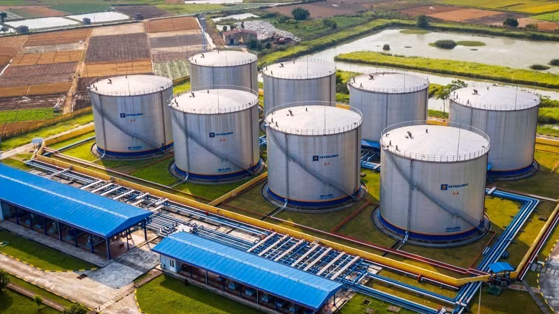 Mức dự trữ xăng dầu của Việt Nam hiện chỉ tương đương khoảng 20-30 ngày nhập ròng, thấp hơn đáng kể so mức dự trữ phổ biến của nhiều quốc gia trên thế giới. (Ảnh minh họa)