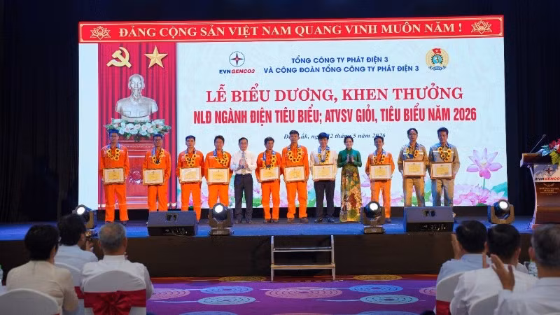 Đại diện Tập đoàn Điện lực Việt Nam và EVNGENCO3 trao giấy khen cho Người lao động ngành Điện tiêu biểu Tổng Công ty năm 2026.
