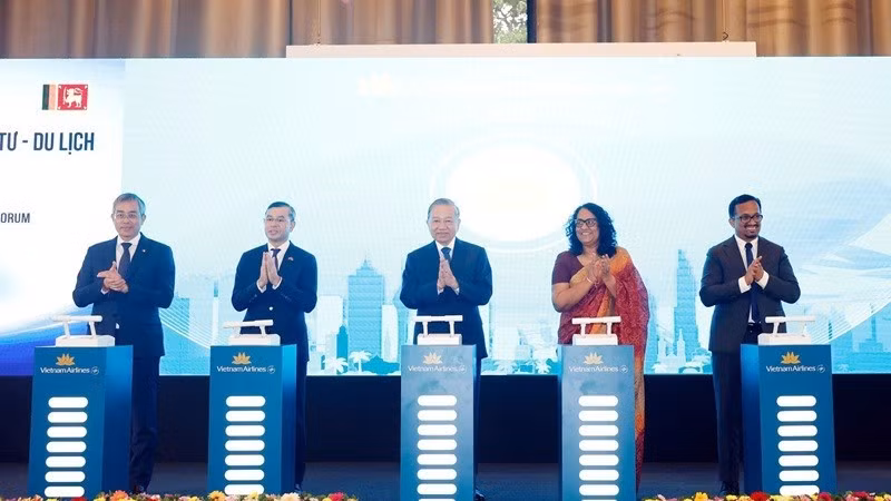 Tổng Bí thư, Chủ tịch nước Tô Lâm cùng các đại biểu thực hiện nghi thức công bố mở đường bay thẳng Thành phố Hồ Chí Minh-Colombo. 