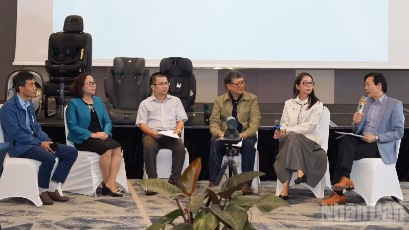 ndo_br_dai-dien-cac-don-vi-giai-dap-thac-mac-cac-van-de-lien-quan-den-thuc-thi-quy-dinh-he-thong-thiet-bi-an-toan-tren-xe-o-to-3391.jpg