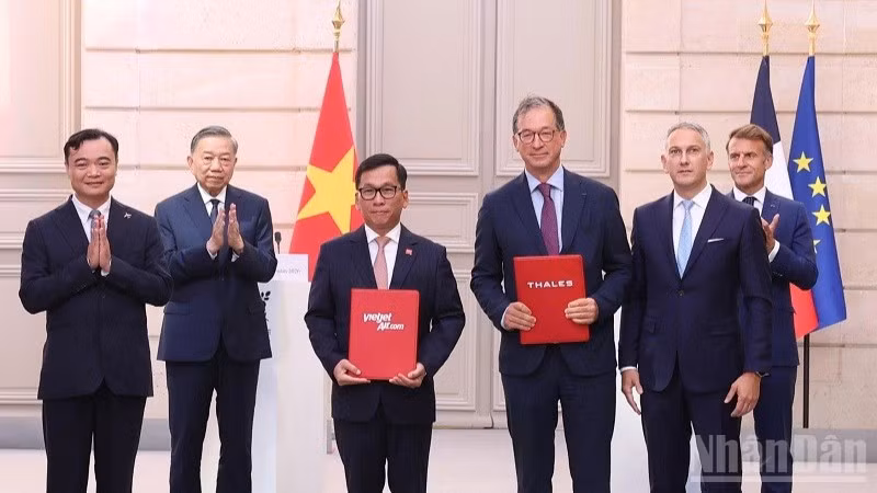 Hãng hàng không Vietjet và Tập đoàn công nghệ hàng không Thales đã ký các thỏa thuận hợp tác quan trọng về bảo dưỡng kỹ thuật hàng không, công nghệ số, trí tuệ nhân tạo (AI) và an ninh mạng, trước sự chứng kiến của Tổng Bí thư, Chủ tịch nước Tô Lâm, và Tổng thống Pháp Emmanuel Macron. (Ảnh: KIỀU DƯƠNG).