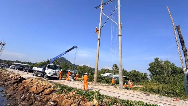 Ngành điện gấp rút triển khai xây dựng tạm đoạn tuyến trên không với khoảng năm trụ (tính từ trụ đấu nối cáp ngầm tiếp bờ hiện hữu) đến vị trí điểm sự cố.