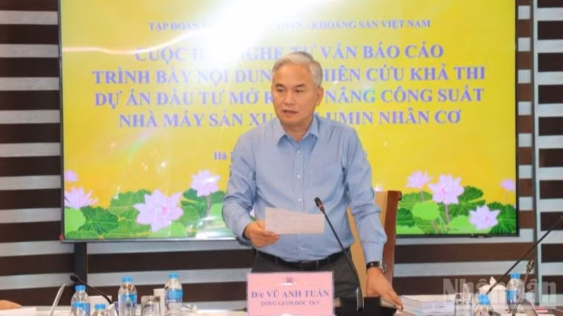 Tổng Giám đốc Tập đoàn Công nghiệp Than-Khoáng sản Việt Nam (TKV) Vũ Anh Tuấn chủ trì, nghe đơn vị tư vấn trình bày Báo cáo nghiên cứu khả thi dự án đầu tư mở rộng, nâng công suất Nhà máy sản xuất Alumin Nhân Cơ.