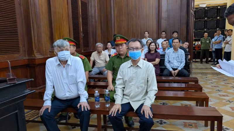 Hai bị cáo Nguyễn Công Khế (trái) và Nguyễn Quang Thông tại phiên tòa.