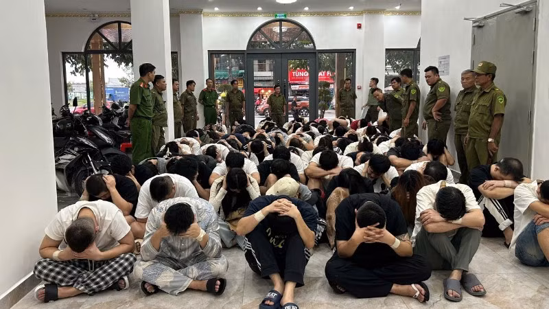 Các đối tượng bị cơ quan chức năng tạm giữ. 