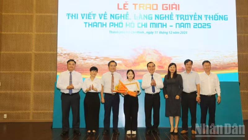 Ban tổ chức chụp ảnh kỷ niệm cùng tác giả đoạt giải Nhất.