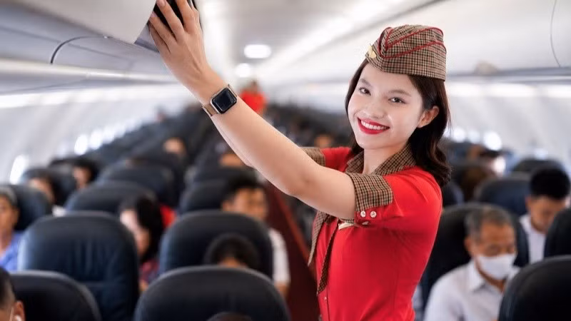 Tiếp viên Hãng Vietjet trên chuyến bay. (Ảnh: BẢO VY)