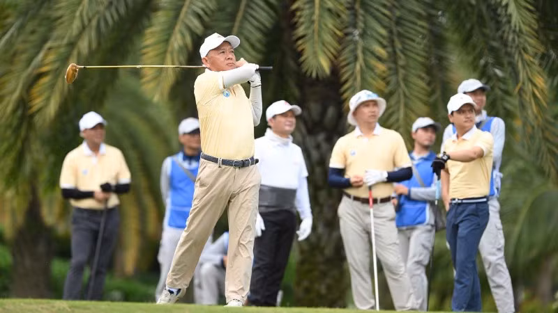 Các golfer thi đấu tại giải. (Ảnh: HỮU THỐNG)