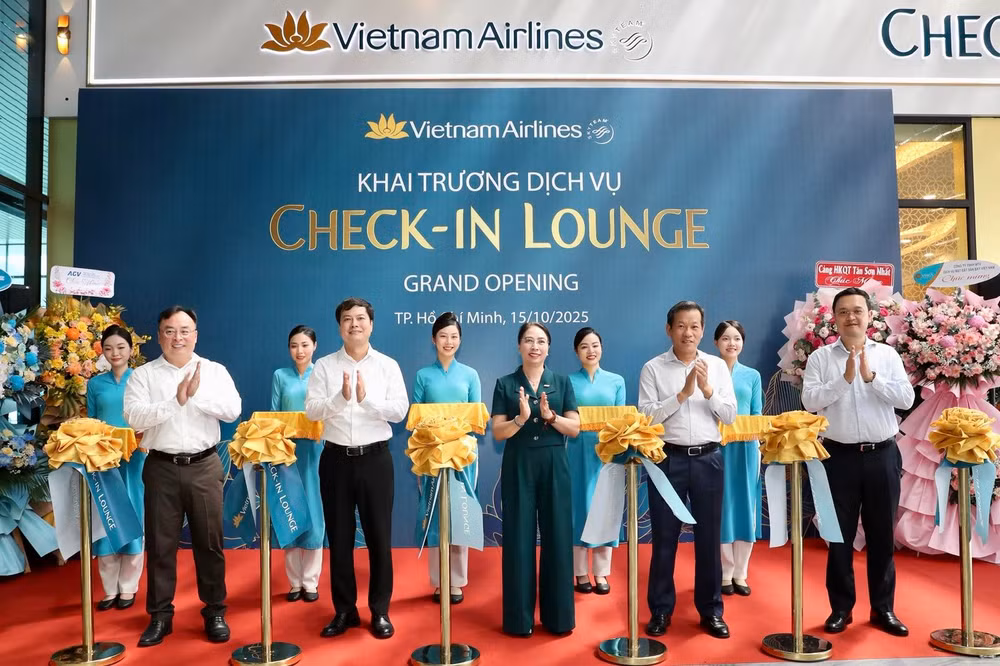 cac-dai-bieu-cat-bang-khanh-thanh-khai-truong-check-in-lounge.jpg