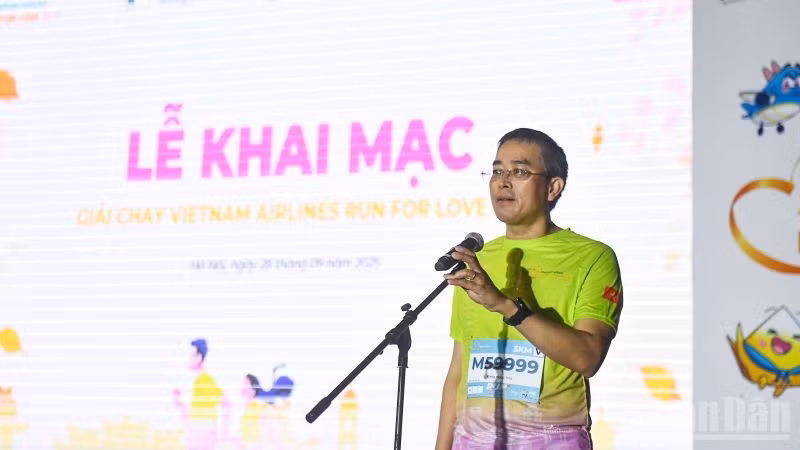 ndo_br_anh-2-ong-dang-ngoc-hoa-ct-hdqt-vna-phat-bieu-tai-le-khai-mac-giai-chay-run-for-love-2025-3776.jpg