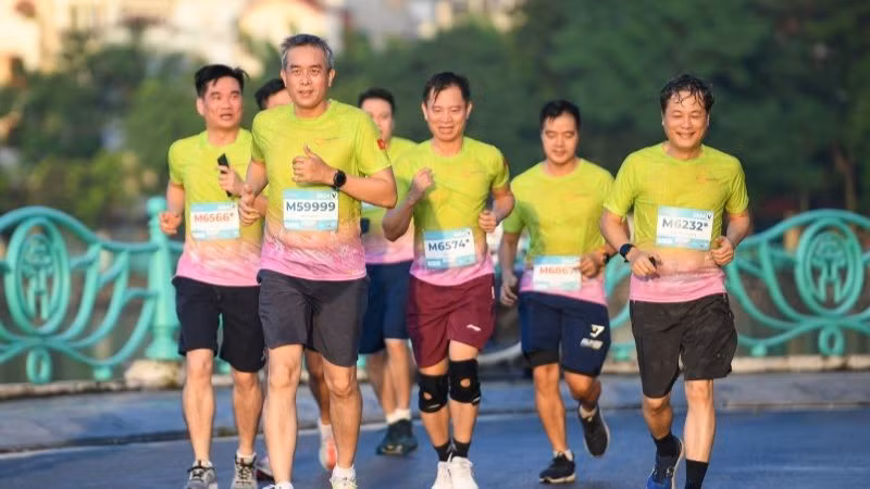 anh-3-ong-dang-ngoc-hoa-ct-hdqt-vna-tham-gia-giai-chay-3797.jpg