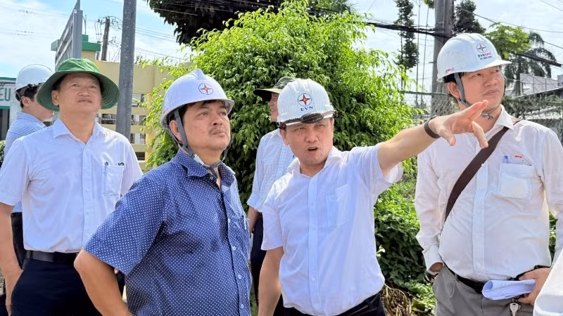 Ông Nguyễn Phước Đức, Tổng Giám đốc Tổng công ty Điện lực miền nam (thứ 2 từ phải sang) kiểm tra tiến độ công trình trên địa bàn tỉnh Vĩnh Long.