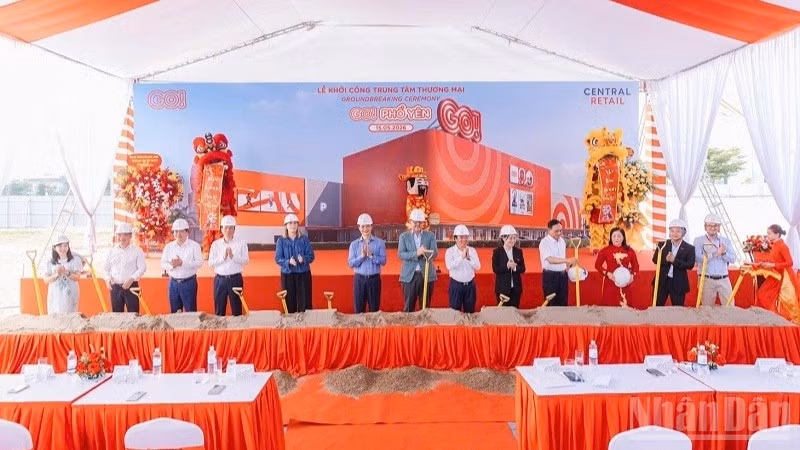 Các đại biểu thực hiện nghi lễ khởi công dự án Trung tâm thương mại GO! Phổ Yên.